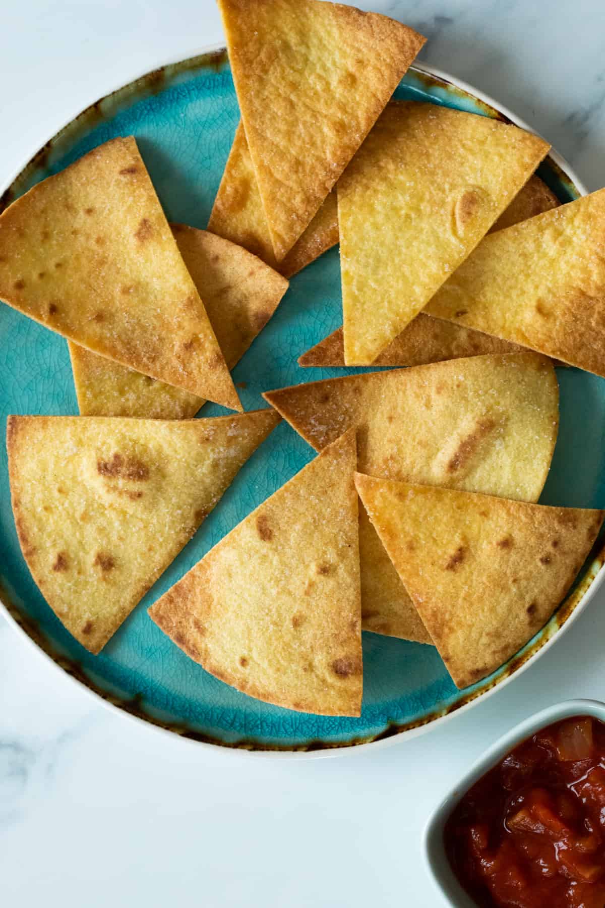 chips de tortilla maison sur une assiette bleue