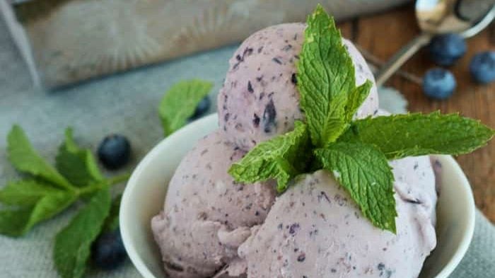 Glace aux bleuets frais.
