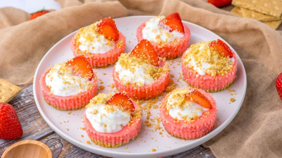 Mini cheesecakes aux fraises.