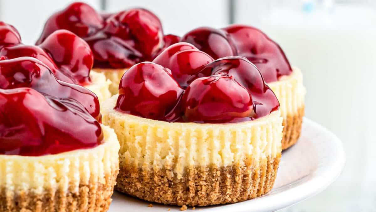 Mini cheesecakes aux cerises.