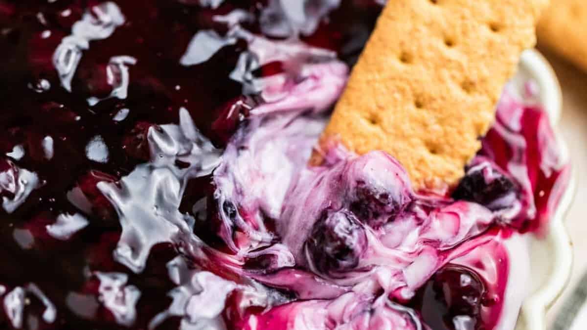 Dip au cheesecake aux bleuets.