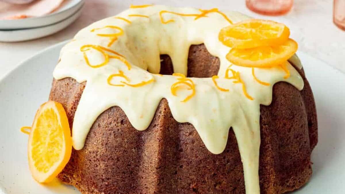 Gâteau au pound cake à la carotte avec glaçage au fromage à la crème à l'orange.