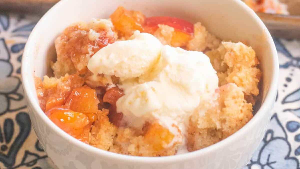Cobbler aux pêches dans une poêle en fonte.