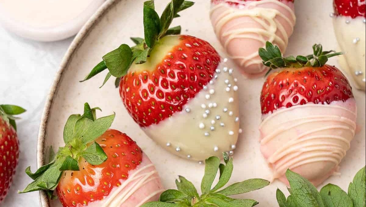 Fraises enrobées de chocolat blanc.