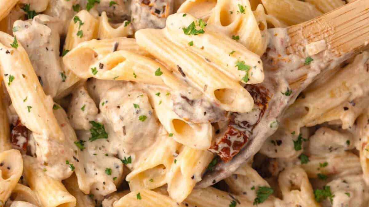 Pâtes au Poulet et Tomates Séchées au Soleil.