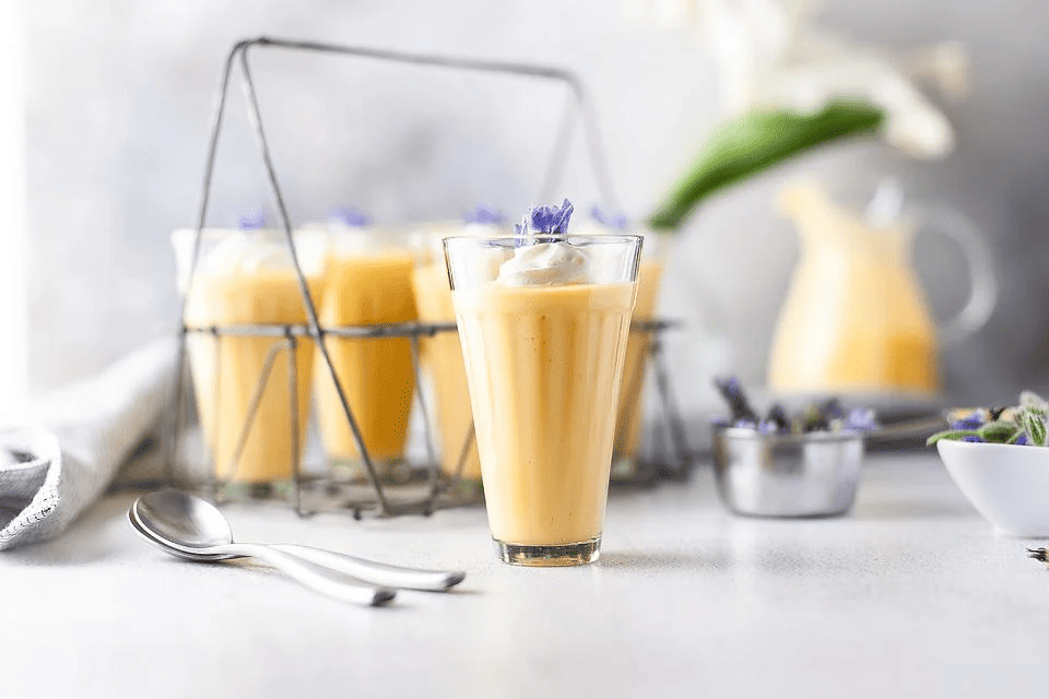Mousse au yaourt à la mangue.